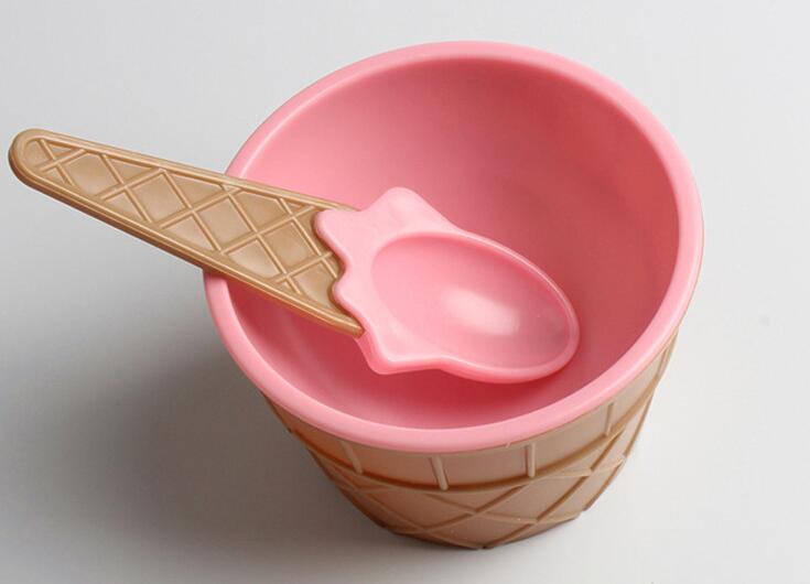 Ice-cream cup with spoon(图1)